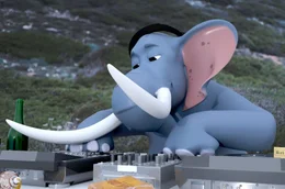 Elefant heizt den anderen Tieren ein.