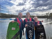 Endlich wieder drau&szlig;en: Die Saison am See hat begonnen. Von links: Jan, Pavlos und Jule