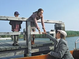 ARD DER BERNSTEINFISCHER, Deutschland 2005, Regie Olaf Kreinsen, am Freitag (14.05.10) um 23:30 Uhr im Ersten. Der Job ruft: Karoline (Sonsee Neu, re.) verabschiedet sich schweren Herzens von ihrer Freundin Marina (Deborah Kaufmann) und deren Adoptivsohn Pit (Lennart Betzgen).
