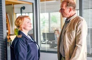 Nele Fehrenbach (Floriane Daniel, l.) versucht Klaus Hartmann (Michael Schmitter, r.) zu beruhigen. Ihr Team tut alles, um seine Ausreißer-Tochter zu finden. Nele Fehrenbach (Floriane Daniel, l.) versucht Klaus Hartmann (Michael Schmitter, r.) zu beruhigen. Ihr Team tut alles, um seine Ausreißer-Tochter zu finden.