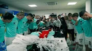 Schon bei der Busfahrt in das Stadion ist die Anspannung bei den Spieler deutlich zu sp&uuml;ren.