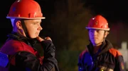 Mehrere Verletzte und ein brennendes Auto. Julien gibt den Status an die Einsatzzentrale.