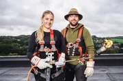 Will hoch hinaus; Dachdecker-Azubi Lorelay (l.) mit ihrem Ausbilder Christoph (r.).