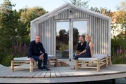V.l.: Kevin McCloud, Dan und Nina  Die Verwendung des sendungsbezogenen Materials ist nur mit dem Hinweis und Verlinkung auf RTL+ gestattet.