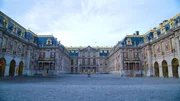 Blick auf den "Cour de Marbre" von Schloss Versailles in Richtung der Königsgemächer Ludwigs XIV. Blick auf den "Cour de Marbre" von Schloss Versailles in Richtung der Königsgemächer Ludwigs XIV.