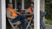 Zwei Männer sitzen auf der Terrasse vor dem Haus. Zwei Männer sitzen auf der Terrasse vor dem Haus.