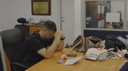 Ein Verdächtiger wird im Büro der chilenischen Anti-Drogenbrigade verhört - Geldscheine und persönliche Gegenstände liegen bereits auf dem Tisch. Ein Verdächtiger wird im Büro der chilenischen Anti-Drogenbrigade verhört - Geldscheine und persönliche Gegenstände liegen bereits auf dem Tisch.