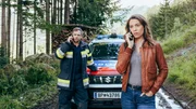Alex (Viktoria Ngotsé) hat Zweifel an der Brandursache. Doch Feuerwehrmann Mike Kessler (Nikolaus Barton) hat gerade ganz andere Sorgen. Alex (Viktoria Ngotsé) hat Zweifel an der Brandursache. Doch Feuerwehrmann Mike Kessler (Nikolaus Barton) hat gerade ganz andere Sorgen.