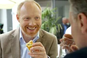 (v.li.): Simon Schwarz (Josef Steinberg), Bernhard Schir (Hadrian Melzer). (v.li.): Simon Schwarz (Josef Steinberg), Bernhard Schir (Hadrian Melzer).
