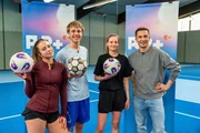 "PUR+" Reporter Eric Mayer (r.) und Serafina Knapp (2.v.r.), Deutsche Meisterin im Fu&szlig;ballfreestyle, stellen den WGlern Lina (l.) und Jan (2.v.l.) eine Challenge: Wer schafft es nach einem Tag Training, eine bessere K&uuml;r im Fu&szlig;ballfreestyle zu pr&auml;sentieren?