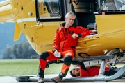 Michi (Robert Lohr. l.) genießt den Anblick, seinem Kollegen Rudi (Michael Pascher, liegend) bei der Arbeit zuzusehen. Michi (Robert Lohr. l.) genießt den Anblick, seinem Kollegen Rudi (Michael Pascher, liegend) bei der Arbeit zuzusehen.