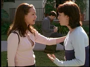 Noelle (Paige Moss, l.) setzt Kelly (Danielle Harris, r.) unter Druck, da diese sich weigert, ihr einen Gefallen zu erweisen.