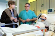 Hans-Peter Brenner erfährt von Mats Pieper, dass er und sein Bruder Cornelius nach dem Tod der Mutter zu ihrem Vater Frank Janek gezogen sind. Hans-Peter Brenner erfährt von Mats Pieper, dass er und sein Bruder Cornelius nach dem Tod der Mutter zu ihrem Vater Frank Janek gezogen sind.