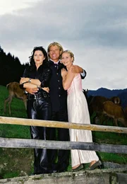 Zwischen zwei Frauen: Hansi (Hansi Hinterseer) mit seiner Lebensgef&auml;hrtin Christl (Simone Heher) und der Architektin Viktoria (Anja Kruse).