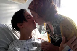 Sebastian (Tim Oliver Schultz) ist richtig verliebt in Mia (Paula Kalenberg).
