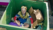 Aoife versteckt sich in der Mülltonne. Aoife versteckt sich in der Mülltonne.