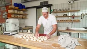 Bäcker Jan zeigt uns in der Backstube, wie Kaisersemmeln gemacht werden. Bäcker Jan zeigt uns in der Backstube, wie Kaisersemmeln gemacht werden.