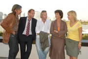 Soko Donau: Sommerfest am Campingplatz eines Donau-Strandbades. Eine Idylle mit scheinbar friedfertigen Sonnenanbetern. Doch am Morgen darauf treibt eine Leiche im Bootshafen. Im Bild (v.li.): Stefan Jürgens (Carl Ribarski), Dietrich Siegl (Otto Dirnberger), Gregor Seberg (Helmuth Nowak), Mona Seefried (Ernie Kremser), Lilian Klebow (Penny Lanz). Soko Donau: Sommerfest am Campingplatz eines Donau-Strandbades. Eine Idylle mit scheinbar friedfertigen Sonnenanbetern. Doch am Morgen darauf treibt eine Leiche im Bootshafen. Im Bild (v.li.): Stefan Jürgens (Carl Ribarski), Dietrich Siegl (Otto Dirnberger), Gregor Seberg (Helmuth Nowak), Mona Seefried (Ernie Kremser), Lilian Klebow (Penny Lanz).
