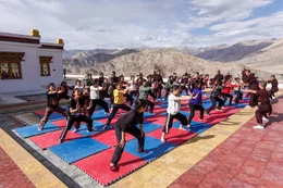 Drukpa Nonnen bei einer Kung-Fu-Stunde f&uuml;r M&auml;dchen aus Leh, Ladakh und D&ouml;rfern in der Umgebung.