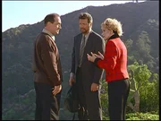 Der Produzent Tom (Todd Susman, l.), der Showmaster Larry (Ian Ogilvy, M.) und die Moderatorin Lucy (Mary Frann, r.) beratschlagen am Tatort, wie sie am besten ihre Spuren verwischen k&ouml;nnten.
