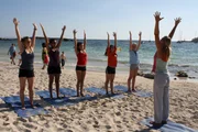 Die Mädchen-WG: Urlaub ohne Eltern. Weya, Bianca, Louisa, Buse und Maja mit Lehrerin (v.l.n.r.) beim Yoga am Strand Die Mädchen-WG: Urlaub ohne Eltern. Weya, Bianca, Louisa, Buse und Maja mit Lehrerin (v.l.n.r.) beim Yoga am Strand