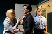 Als ihr gesamtes Leben dank des Internets aus den Fugen ger&auml;t, wei&szlig; Katja (Anette Frier, l.) nicht mehr, ob sie dem Kripobeamten Marc Redel (Johannes Brandrup, M.), Experte f&uuml;r Onlinebetrug, noch trauen darf ...