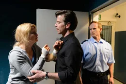 Als ihr gesamtes Leben dank des Internets aus den Fugen ger&auml;t, wei&szlig; Katja (Anette Frier, l.) nicht mehr, ob sie dem Kripobeamten Marc Redel (Johannes Brandrup, M.), Experte f&uuml;r Onlinebetrug, noch trauen darf ...