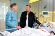 ARD/MDR IN ALLER FREUNDSCHAFT FOLGE 803, "Loch im Kopf", am Dienstag (20.02.18) um 21:00 Uhr im ERSTEN. Nach dem Tod ihrer Mutter wohnen Cornelius (Moritz Hoyer, re.) und sein Bruder Mats bei ihrem Vater Frank Janek (Marko Dyrlich, mi.), den sie vorher etwa zweimal im Jahr gesehen haben. Nun bittet Dr. Roland Heilmann (Thomas Rühmann, li.) den Vater um eine schwerwiegende Entscheidung. ARD/MDR IN ALLER FREUNDSCHAFT FOLGE 803, "Loch im Kopf", am Dienstag (20.02.18) um 21:00 Uhr im ERSTEN. Nach dem Tod ihrer Mutter wohnen Cornelius (Moritz Hoyer, re.) und sein Bruder Mats bei ihrem Vater Frank Janek (Marko Dyrlich, mi.), den sie vorher etwa zweimal im Jahr gesehen haben. Nun bittet Dr. Roland Heilmann (Thomas Rühmann, li.) den Vater um eine schwerwiegende Entscheidung.