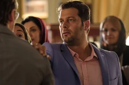 Mehrnaz Sohn Roshan (Pejman Bazeghi) m&ouml;chte Robert kennenlernen.
