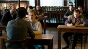Alex (Sebastian Fr&auml;sdorf, vorne) und Marie (Cornelia Gr&ouml;schel) zeigen beim Speed-Dating wie es geht. Fitje (Stefan Lampadius, (v. l. n. r.), L&uuml;thi (Juri Raphael Senft), ein Fischer (Jens Hartwig), Rolf (Anton Weber),ein weiterer Fischer (Tom Wald) und Ole (David Simon).