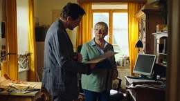 Der Papa ist weg! Irmi (Johanna Bittenbinder) bittet ihren Sohn Robert (Felix Klare) nach ihm zu suchen.