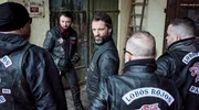 Hinter, von links: Martin Maier (Aslan Aslan) und Josef Hasek (Thomas Wodianka) bereiten drei Gangmitglieder auf den Eintritt in die Emaillierwerkstatt vor.