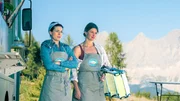 Karola Kessler (Alexandra Gottschlich, r.) trauert ihre Ehe nach. Dalia Hansen (Leoie Parusel, l.) versucht sie aufzumuntern. Karola Kessler (Alexandra Gottschlich, r.) trauert ihre Ehe nach. Dalia Hansen (Leoie Parusel, l.) versucht sie aufzumuntern.