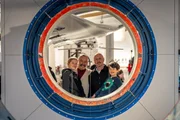 Oskar, 10, hat drei M&uuml;tter, zwei V&auml;ter und einen Stiefbruder Valentin. Mit Herbert, seinem leiblichen Vater und dessen Mann Christian besuchen die beiden Jungs das Deutsche Museum in M&uuml;nchen. Von links: Oskar, Herbert, Christian und Valentin.