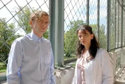 Tonio Arango (Josef Plattner), Tamara Simunovic (Dr. Regina Casny). Tonio Arango (Josef Plattner), Tamara Simunovic (Dr. Regina Casny).
