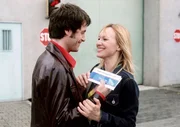 Annika (Sylwia von Wildburg) trifft &uuml;bergl&uuml;cklich ihren Sven (Ben Zimmermann), der ihr als Liebesbeweis ein Blankoticket f&uuml;r eine Reise geschenkt hat, wenn sie endlich entlassen wird...
