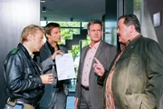 Die Rosenheim-Cops Michael Mohr (Max Müller, l.), Sven Hansen (Igor Jeftic, 2.v.l.), und Korbinian Hofer (Joseph Hannesschläger, r.) präsentieren Fabian Seydel (Stephan Benson, 2.v.r.), einen Durchsuchungsbefehl. Die Rosenheim-Cops Michael Mohr (Max Müller, l.), Sven Hansen (Igor Jeftic, 2.v.l.), und Korbinian Hofer (Joseph Hannesschläger, r.) präsentieren Fabian Seydel (Stephan Benson, 2.v.r.), einen Durchsuchungsbefehl.