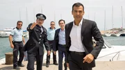 Kommissar &Ouml;zakin (Erol Sander, vorne) und sein Partnern (Oscar Ortega S&aacute;nchez, 2. v. re.) ermitteln in dem K&uuml;stenort Aydogan. Nazim Solak (Arnel Taci, 2. v. li.) ist dort Polizeichef und kennt die Stadt wie seine Westentasche. Mit dem ermordeten Taxifahrer war sein Vater viele Jahre befreundet. Daher ist es Solak ein besonderes Anliegen, den T&auml;ter so schnell wie m&ouml;glich hinter Gitter zu bringen.