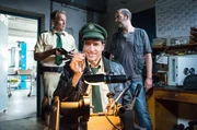 W&auml;hrend Hubert (Christian Tramitz, l.) und Yazid (Hannes Ringlstetter, r.) den geheimen Raum durchsuchen, will Staller (Helmfried von L&uuml;ttichau, M.) einen Schl&uuml;ssel nachmachen.
