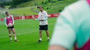 Marcel Sabitzer mit Assistent Lars Kornetka, der die ersten Trainingssessions in Abwesenheit des Teamchefs Ralf Rangnick leitet.