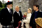 Roddy Dunbeath freut sich sehr &uuml;ber den Besuch seines Schriftstellerkollegen Oliver Dobbs, der gleich &bdquo;seine Familie&ldquo; mitgebracht hat. (V.li.: Karl Heinz Vosgerau, Rolf Becker, Muriel Baumeister, Michael Roll).