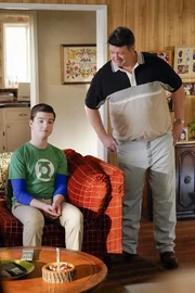 Sheldon Cooper (Ian Armitage, l.); George Cooper sen. (Lance Barber, r.) Sheldon Cooper (Ian Armitage, l.); George Cooper sen. (Lance Barber, r.)