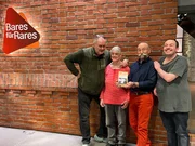 Waldi (l.) macht Schichtwechsel mit Moni (2.v.l.) und Ben (r.). Waldi (l.) macht Schichtwechsel mit Moni (2.v.l.) und Ben (r.).