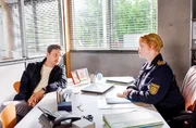 Beim Verh&ouml;r auf der Wache findet Nele Fehrenbach (Floriane Daniel, r.) heraus, dass es ein Verbindung zwischen dem Opfer und dem Bootsbauer Ole Leitner (Marc Oliver Schulze, l.) von der Konkurrenzwerft der Fehringers gibt.