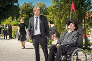 Hubert (Christian Tramitz, M.) und Staller (Helmfried von L&uuml;ttichau, r.) warten auf Barbara Hansen (Monika Gruber, 3.v.r.) um sie zur Beerdigung zu begleiten.