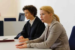 Seit einer dubiosen E-Mail findet Katja (Anette Frier, r.) auch beim Scheidungstermin keine Unterst&uuml;tzung durch ihre Freundin und Anw&auml;ltin Barbara (Anna Sch&auml;fer, l.). Kann sie die Richterin davon &uuml;berzeugen, ihr trotzdem das Sorgerecht f&uuml;r Jessy zu geben?