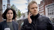 Gemeinsam durch dick und dünn: Van der Valk (Marc Warren, re.) und Hassell (Maimie McCoy, li.) unterstützen sich. Gemeinsam durch dick und dünn: Van der Valk (Marc Warren, re.) und Hassell (Maimie McCoy, li.) unterstützen sich.