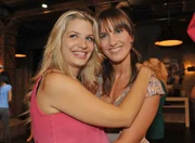 Pia (Isabell Horn, re.) gratuliert ihrer Schwester Verena (Susan Sideropoulos) zum Geburtstag.