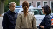 Angespannte Stimmung: Van der Valk (Marc Warren, li.), Kalie Tenkers (Kim Riedle, re.) und Lucienne Hassell (Maimie McCoy, re.) müssen zusammenarbeiten. Angespannte Stimmung: Van der Valk (Marc Warren, li.), Kalie Tenkers (Kim Riedle, re.) und Lucienne Hassell (Maimie McCoy, re.) müssen zusammenarbeiten.