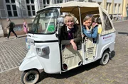 Mit ihrem italienischen Kultgef&auml;hrt ist Stadtf&uuml;hrerin Susanne Kahlig (links) mit SWR-Moderatorin Annette Krause (rechts) in Heidelberg unterwegs: Lebensgef&uuml;hl wie in Italien
